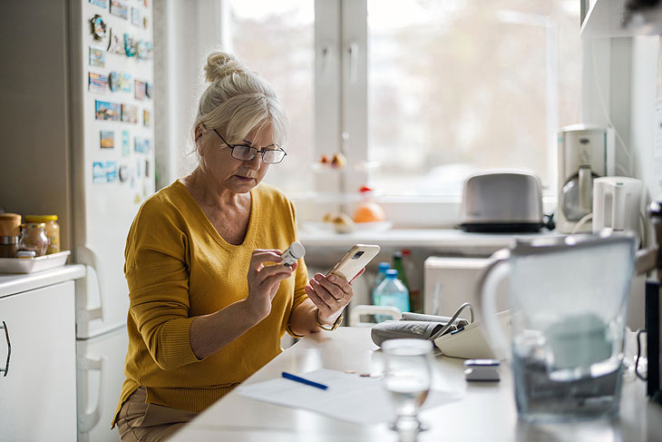 Das Handy ist für Senioren oft eine wichtige Stütze, um Kontakt mit ihren Lieben halten zu können und auch hilfreich bei der Gesundheits-Verwaltung (©Foto: iStock PIKSEL)